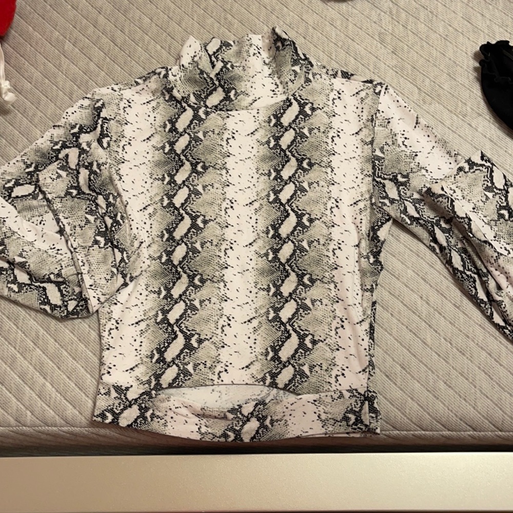 Long sleeve snake short croped turtle neck !